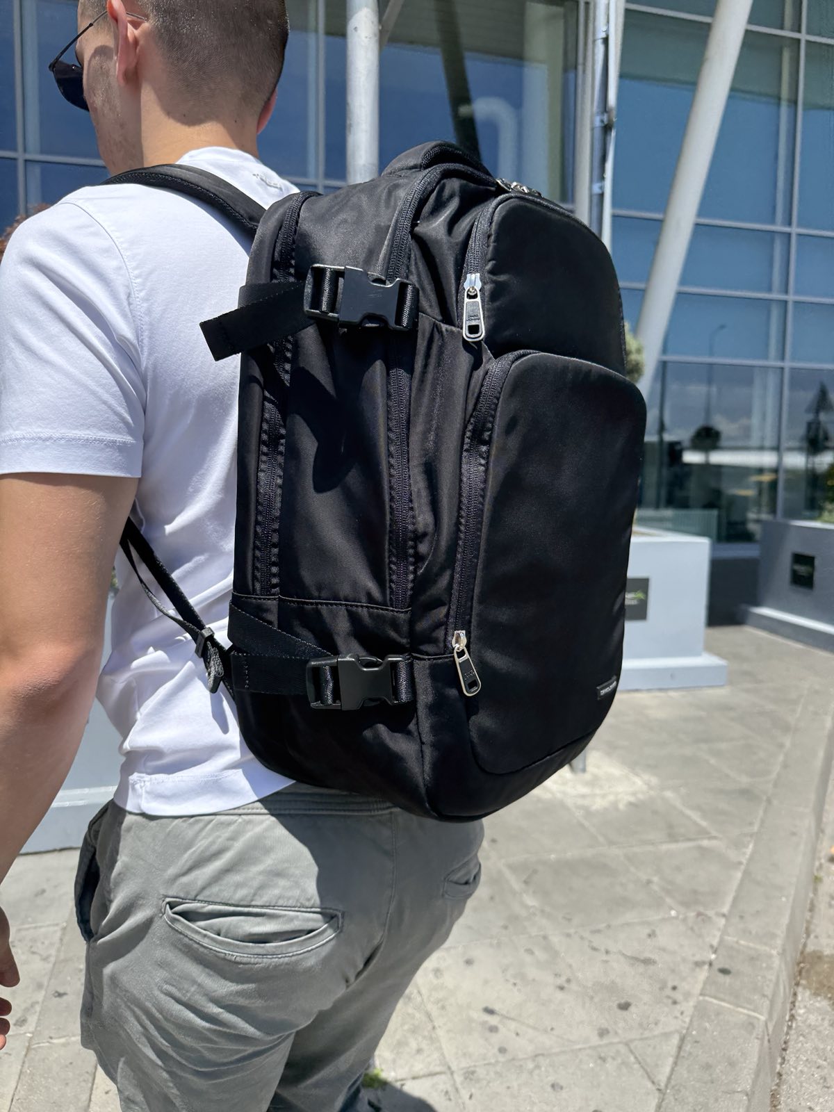 David Jones uniseks utazótáska – kézipoggyász repülőgépen, laptopzsebbel és poggyászrekesszel – fekete