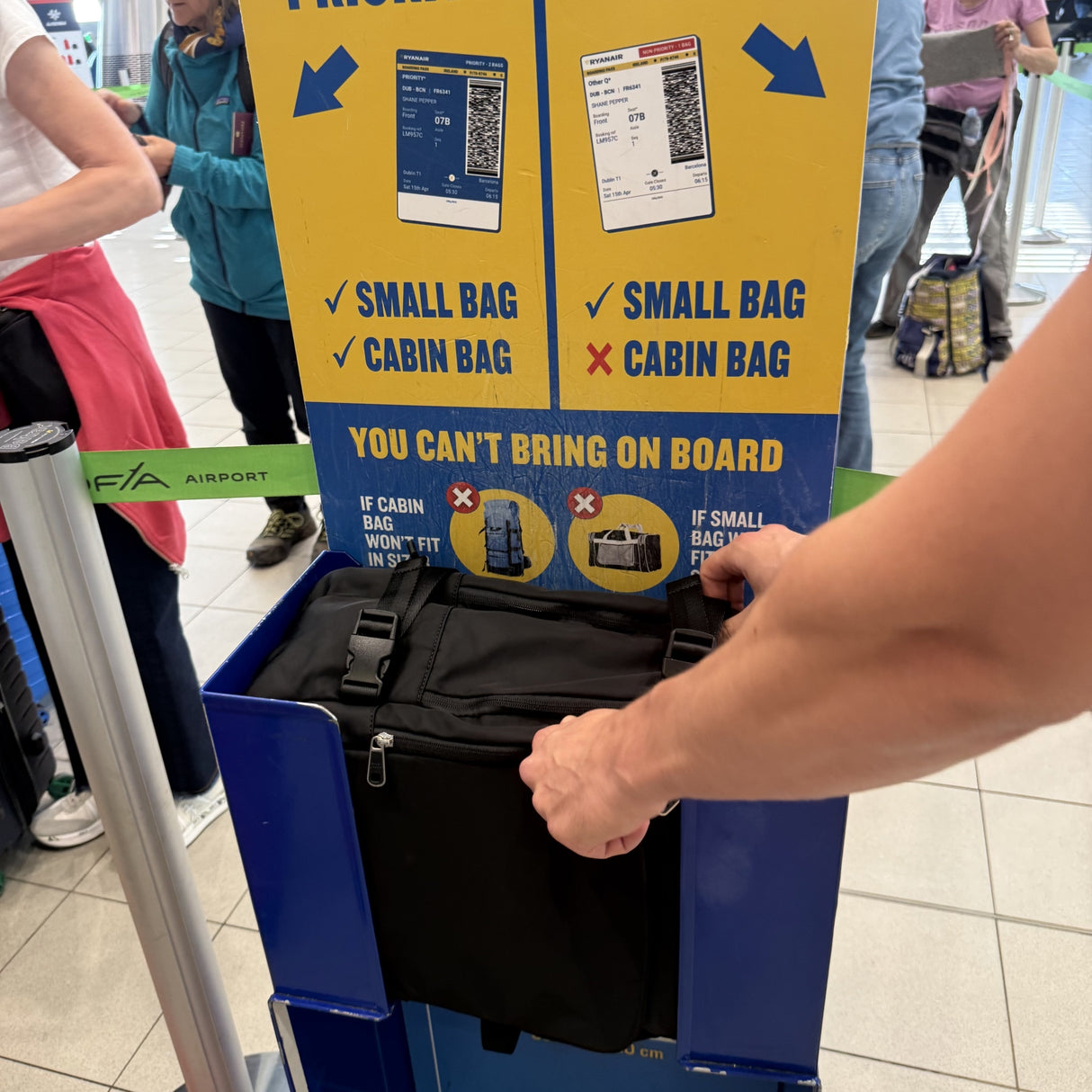 David Jones uniseks utazótáska – kézipoggyász repülőgépen, laptopzsebbel és poggyászrekesszel – fekete