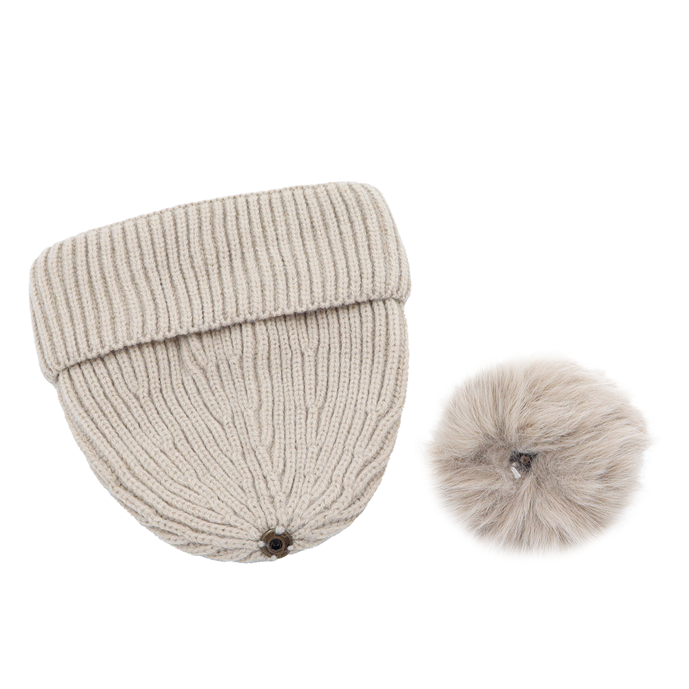 Téli sapka pomponnal – világosbarna