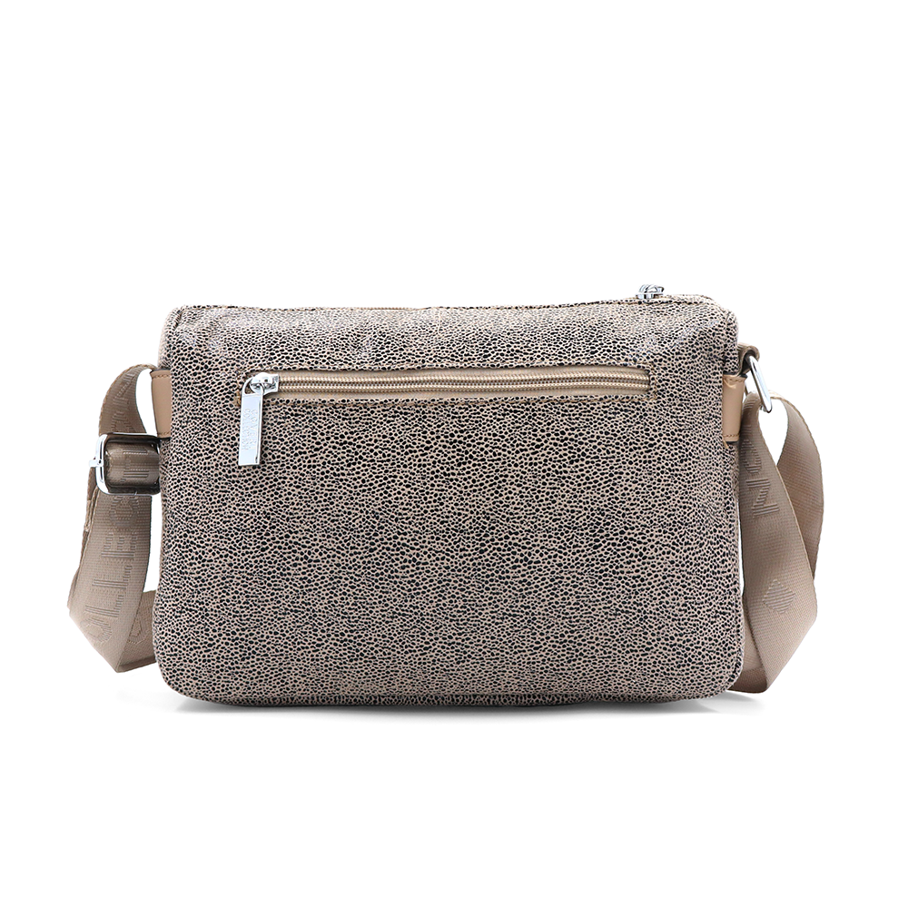 Vállra akasztható női táska metál hatással – barna