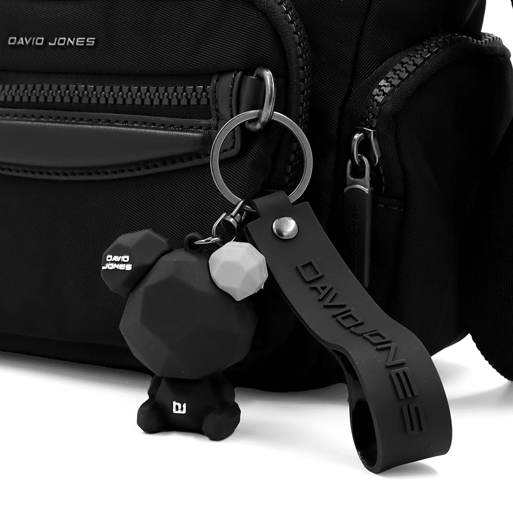 David Jones - Válltáska szövetből, lógó medállal - fekete