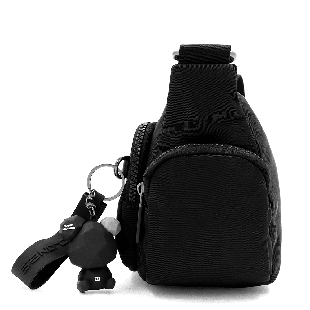 David Jones - Válltáska szövetből, lógó medállal - fekete