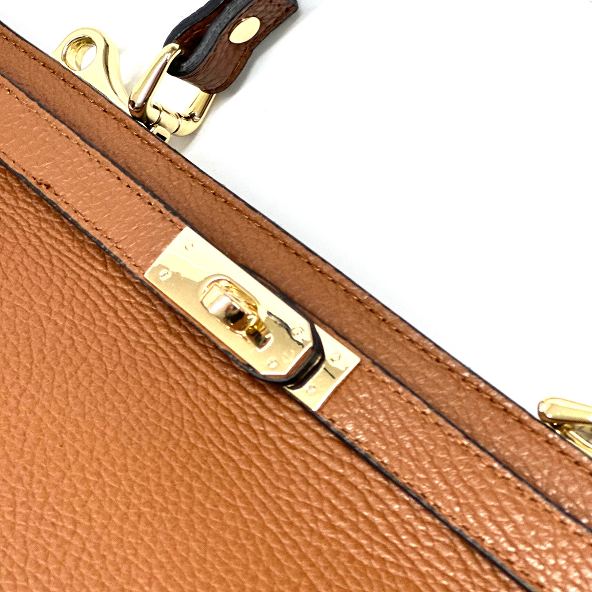 Női táska természetes bőrből sállal – téglabarna