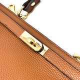 Női táska természetes bőrből sállal – téglabarna