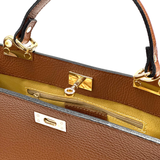 Női táska természetes bőrből sállal – téglabarna