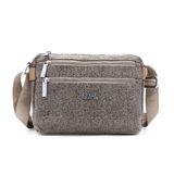 Vállra akasztható női táska metál hatással – barna