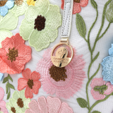 Nagy női táska típusú táska hímzett virágmintával – fehér