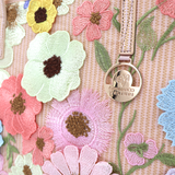 Nagy női táska típusú táska hímzett virágmintával – rózsaszín