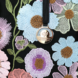 Nagy női táska típusú táska hímzett virágmintával – fekete