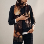 Diana & Co – Puha sál őszi levélmintával – bordó